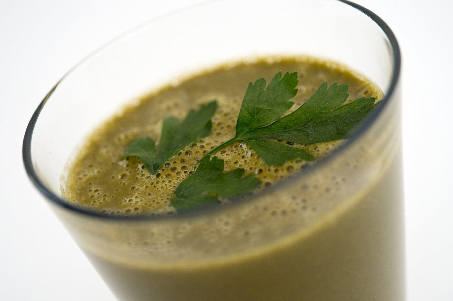 Eine Smoothie aus grünen Blättern enthält viele Ballaststoffe, Vitamine und Mineralstoffe.
