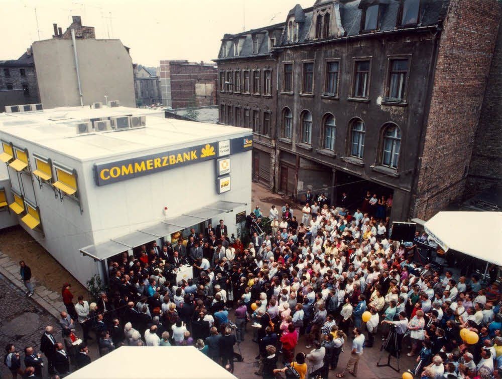 Hätten Sie es erkannt? In der Leipziger Straße, Ecke Große Brauhausstraße drängten sich am 30. Juni 1990, dem Tag vor der Währungsunion, 5.000 Hallenser bei der Eröffnung der Commerzbank in Halle.