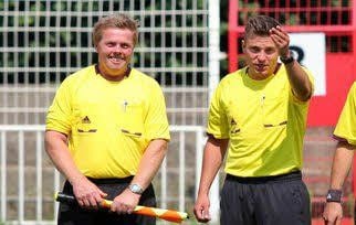 Dirk Meißner (rechts) leitet das Pokal-Halbfinale 1. FCM gegen HFC. Mario Jeske (links) steht an der Seitenlinie.