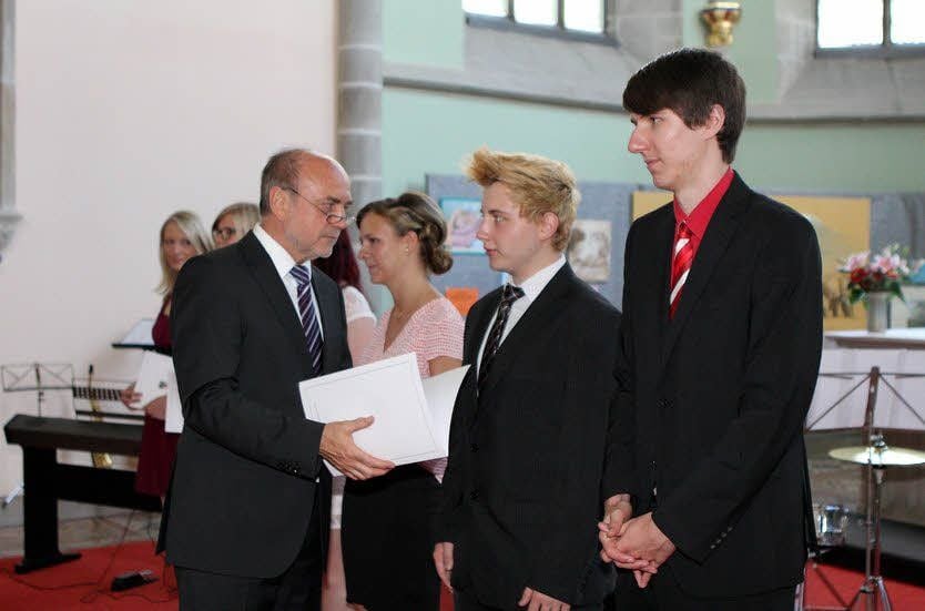 Schulleiter Rainer Woischnik bei der Zeugnisübergabe.