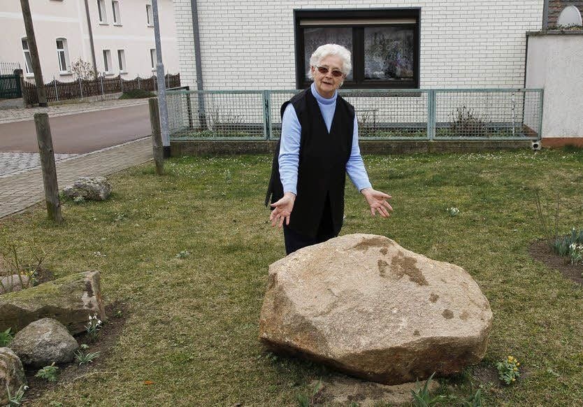 Wo Waltraud Schnabel steht, haben Pkw auf dem Rasen gestanden.