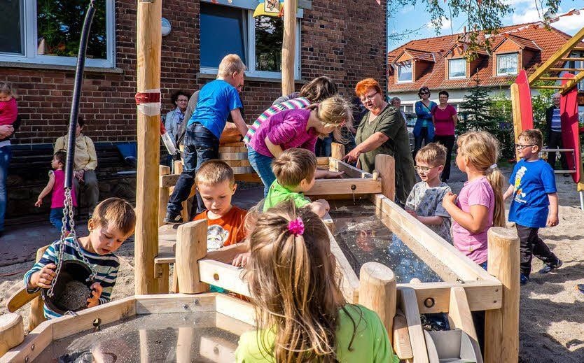 Begeistert nehmen die Kinder in Wiesigk die Spielgeräte in Besitz.