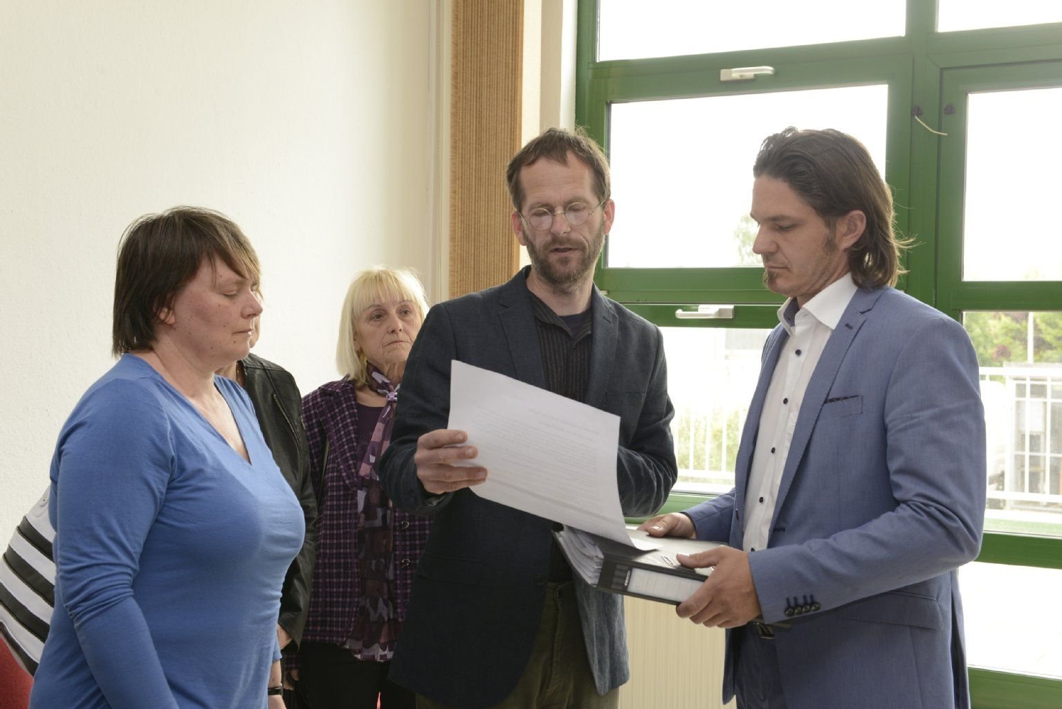 Kerstin Eisenreich und Christof Rupf vom Bürgernetzwerk übergeben dem Vorsitzenden der WAZV-Verbandsversammlung, André Herzog, die Unterschriftenlisten und den Forderungskatalog (vordere Reihe von links).