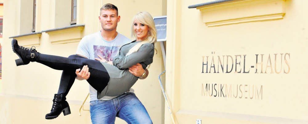 Hoch soll sie leben! Schlagerstar Annemarie Eilfeld wird von ihrem Freund, Schwergewichtsboxer Tom Schwarz, auf Händen getragen.