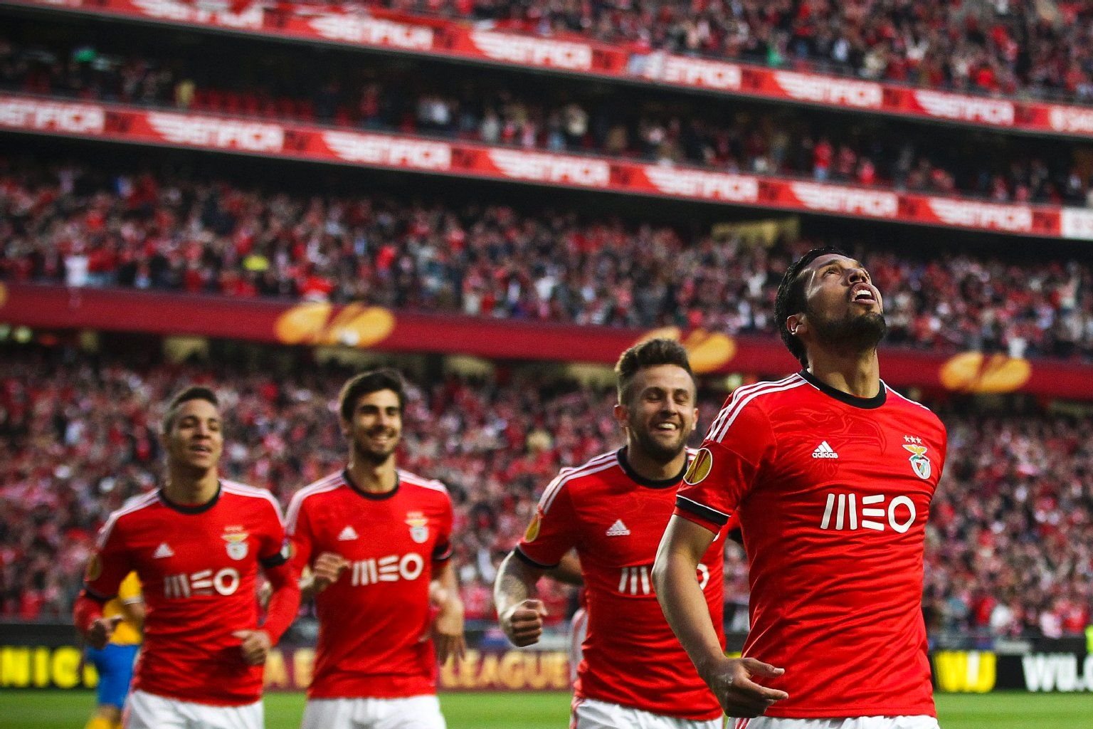 Die Spieler von Benfica Lissabon freuen sich über das erste Tor der Partie. Die Mannschaft gewann im Halbfinale der Europa League mit 2:1 gegen Juventus Turin.
