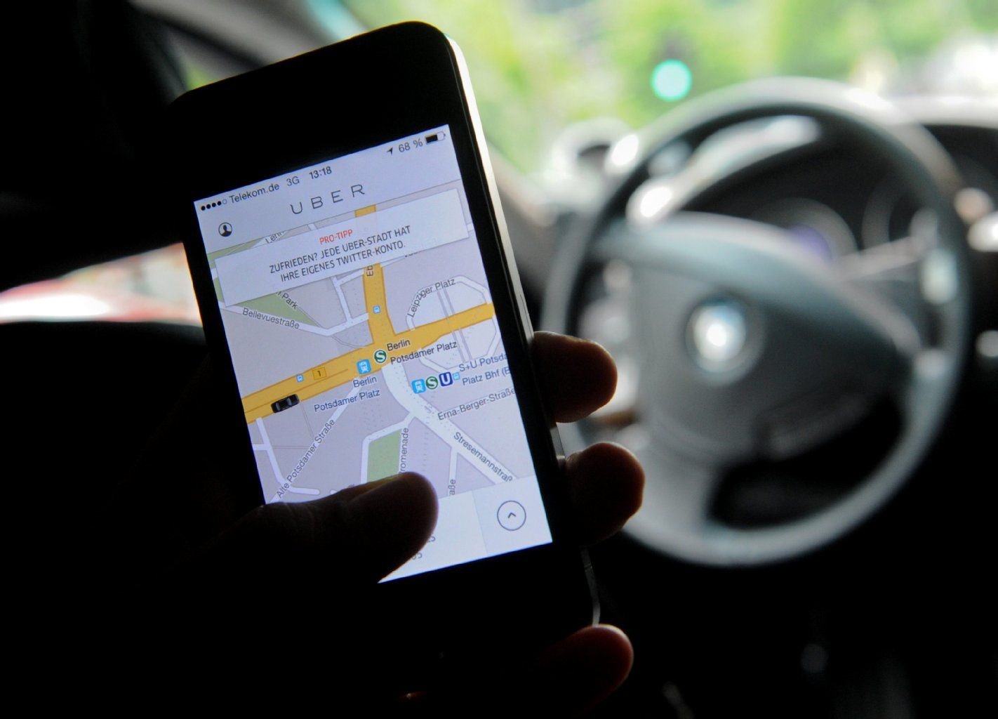 Der umstrittene Fahrdienst-Vermittler Uber will sein Angebot trotz Verbot ausbauen.