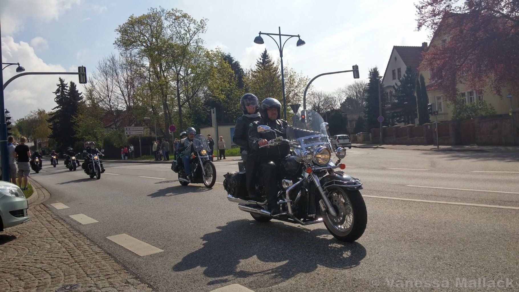 Motorräder rollen zur Bikerausfahrt durch Sangerhausen.