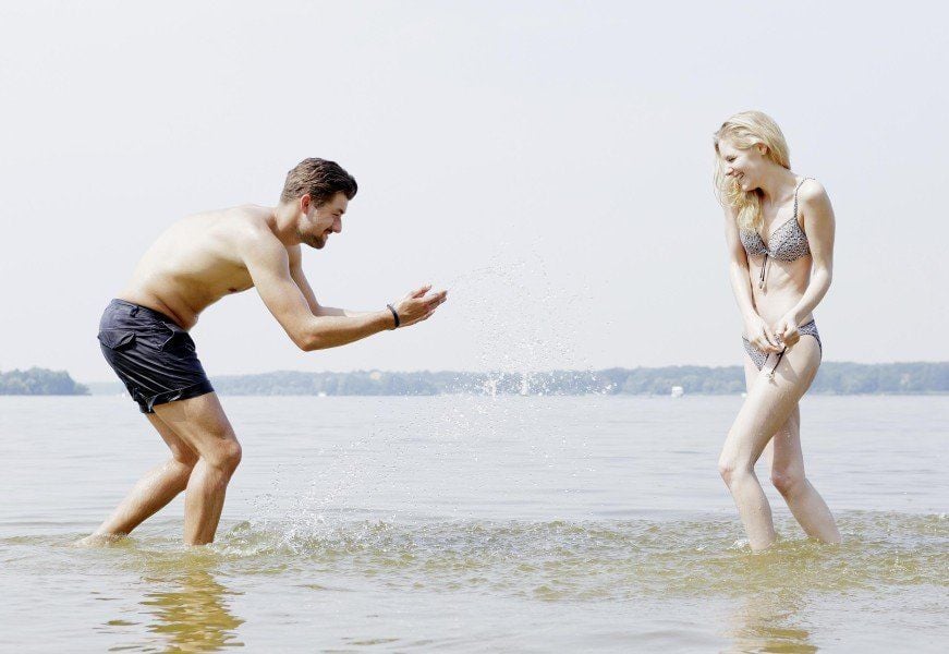 Abkühlung gefällig? Niederländer flirten laut Umfrage im Urlaub gern mit deutschen Frauen.