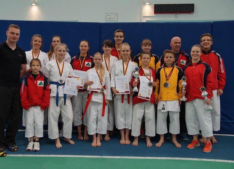 Trainer Alexander Löwe (l.) und sein in Halle erfolgreiches Team.