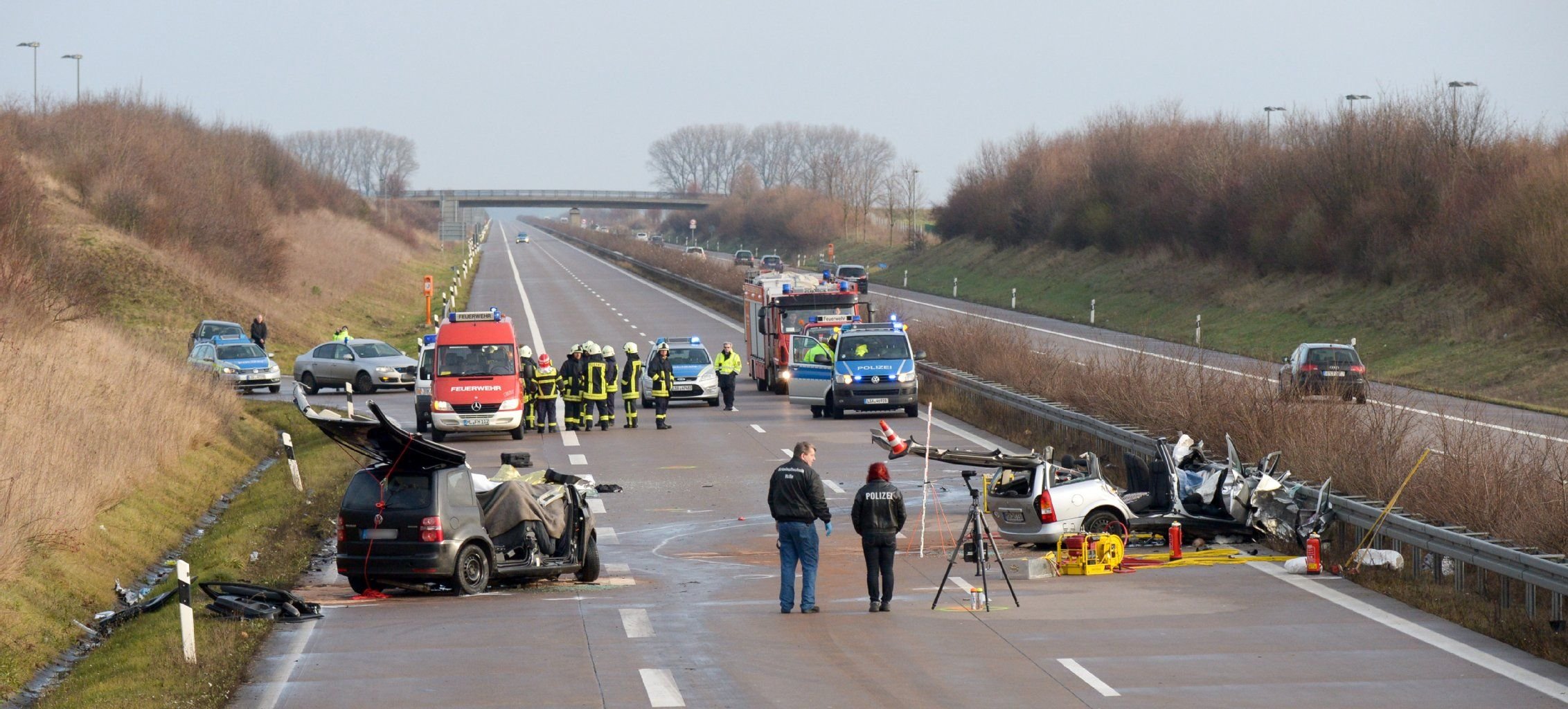 Die Unfallstelle wird auf der Bundesautobahn A38 bei Allstedt von der Polizei untersucht.