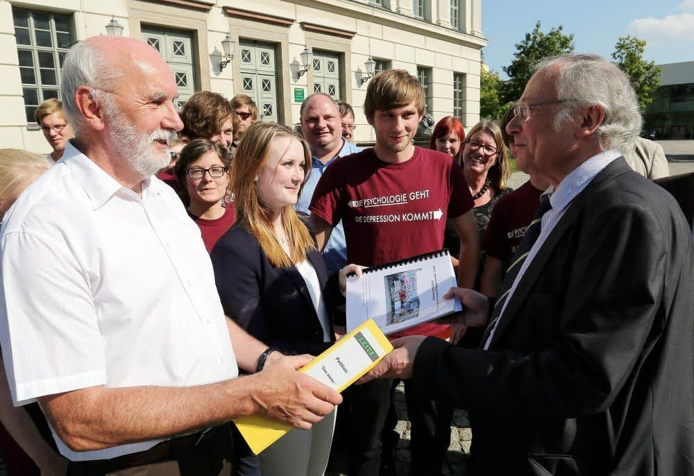 Geografie-Professor Manfred Frühauf und Studenten der Psychologie überreichen Unterschriftensammlungen an Uni-Rektor Udo Sträter (r.).