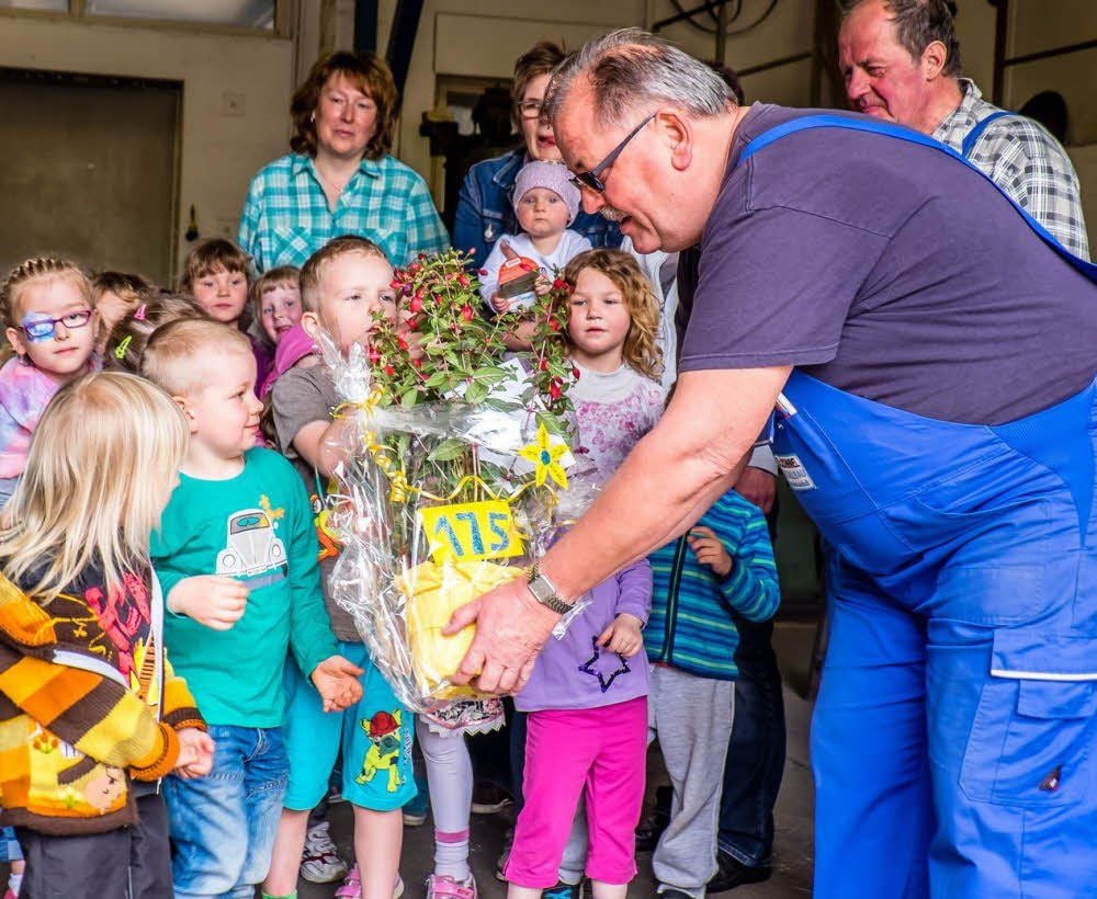 Mit Blumen überraschen die Kinder vom „Heidekörbchen“ Edelfried Schimmel als erste Gratulanten.
