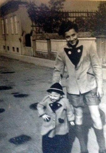 Hier ist Klaus Ehrlich mit seinem zehn Jahre jüngeren Cousin im Pfeilergraben von Aschersleben zu sehen. Denn in der Eine-Stadt ist Ehrlich aufgewachsen. Auf dem Bild war er gerade 13.
