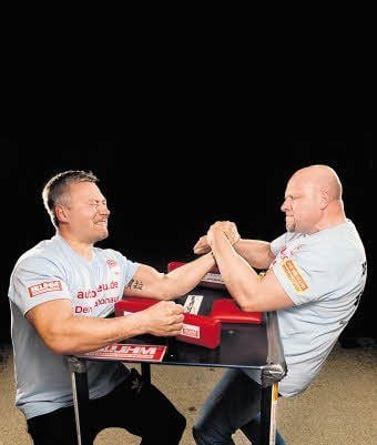 Ein Kampf dauert nur Sekunden: Jan Sarembe (rechts) mit Trainingspartner Tobias Fitzenreiter in Hergisdorf bei Eisleben.