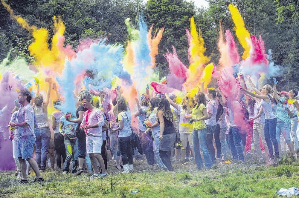 Auf Kommando warfen die Teilnehmer des Holi Festivals das bunte Pulver in die Luft.