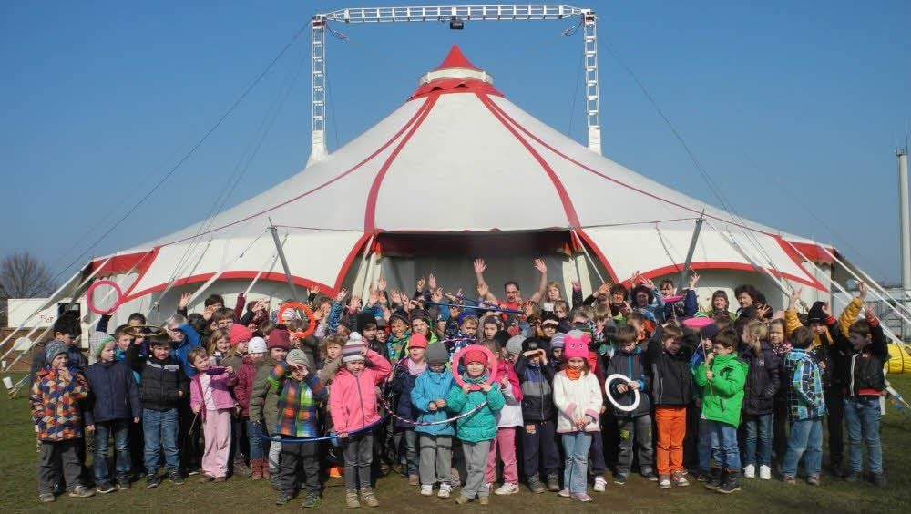 90 Mädchen und Jungen aus der Prettiner Grundschule und aus der Kindertagesstätte des Ortes erlernen in dieser Woche das Zirkus-Abc.