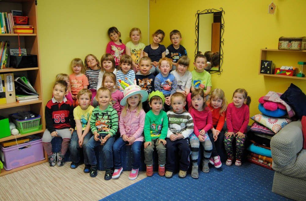 Gruppenfoto mit den „Käfern“. Ihre Räume sind in gelbem Farbton gehalten.