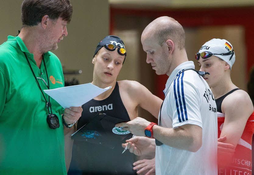 Halles Chefcoach Frank Embacher (l.) und Co-Trainer Co Marian Bobe instruieren Mandy Feldbinder (2. v. l.) und Laura Riedemann.