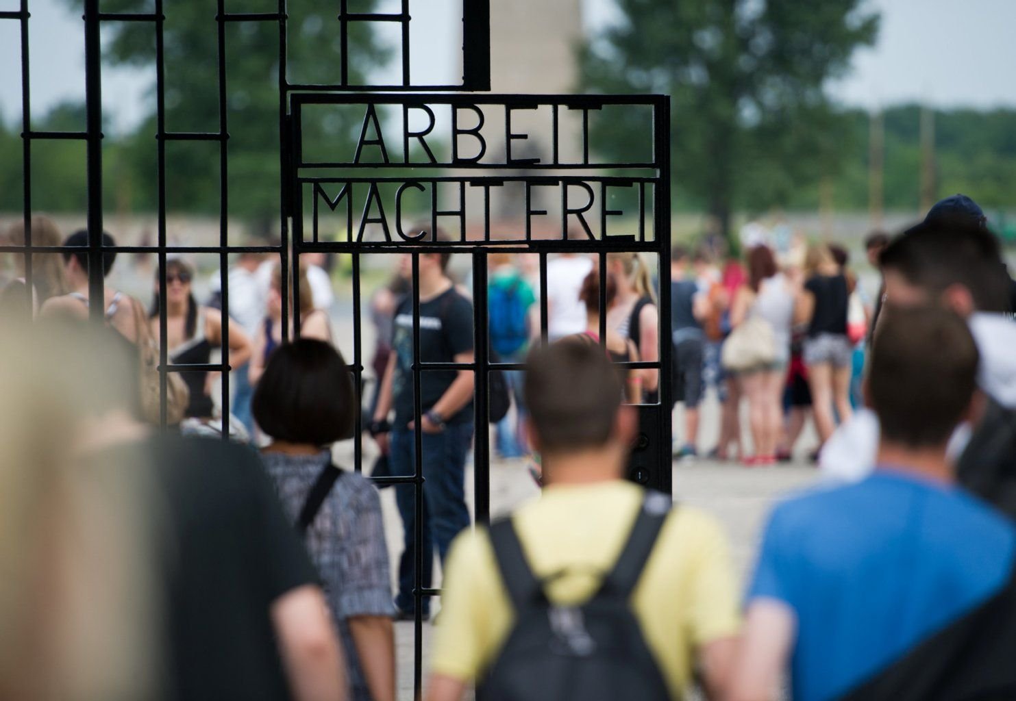 Eine Schülergruppe geht durch das Haupttor mit der Aufschrift «Arbeit macht frei» des ehemaligen Konzentrationslagers und heutigen Gedenkstätte Sachsenhausen in Oranienburg.