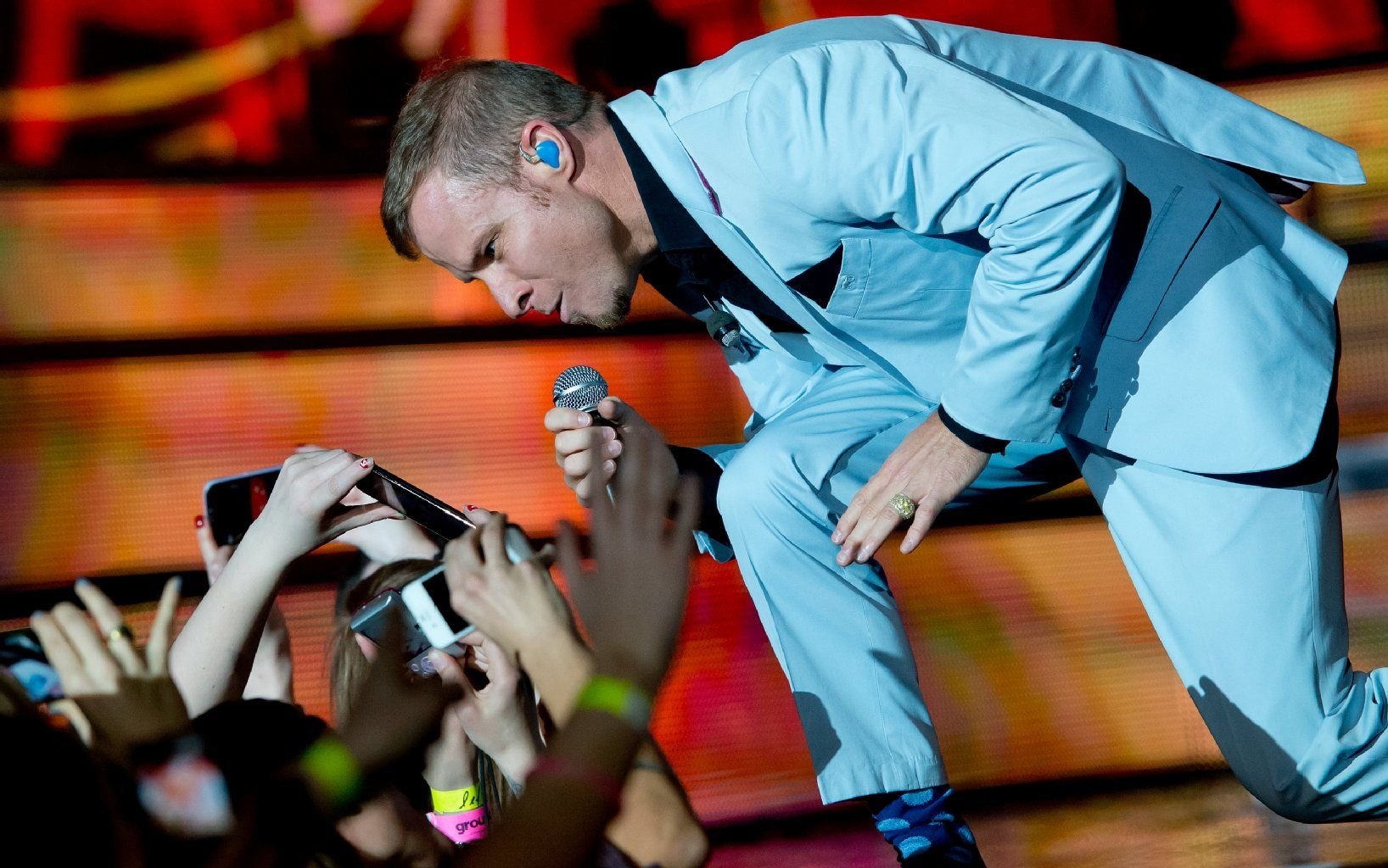 Brian Littrel von der US-amerikanischen Band Backstreet Boys steht am 03.03.2014 in München (Bayern) in der Olympiahalle auf der Bühne. Zum ersten Mal seit fast zehn Jahren tritt die Gruppe wieder in Originalbesetzung auf.