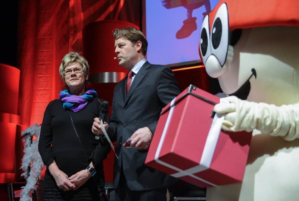 Annette Henschel gewann mit der Eintrittskarte Nr. 275 das Überraschungspaket. Ihr Chef, Landrat Schulze, hielt das Walten des Zufalls im Bild fest.
