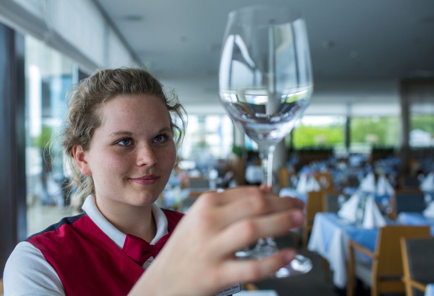 Viele Schüler arbeiten während der Ferien in der Gastronomie.