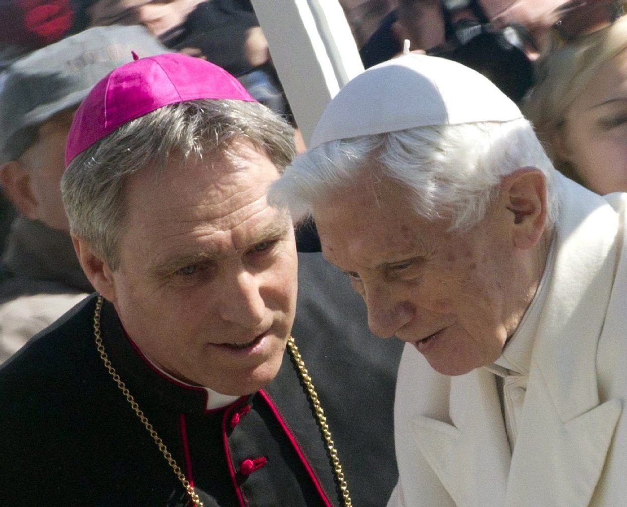 Denkt heute über den Tod nach: Benedikt XVI mit seinem Privatsekretär Georg Gänswein bei seiner letzten Generalaudienz im Februar 2013.