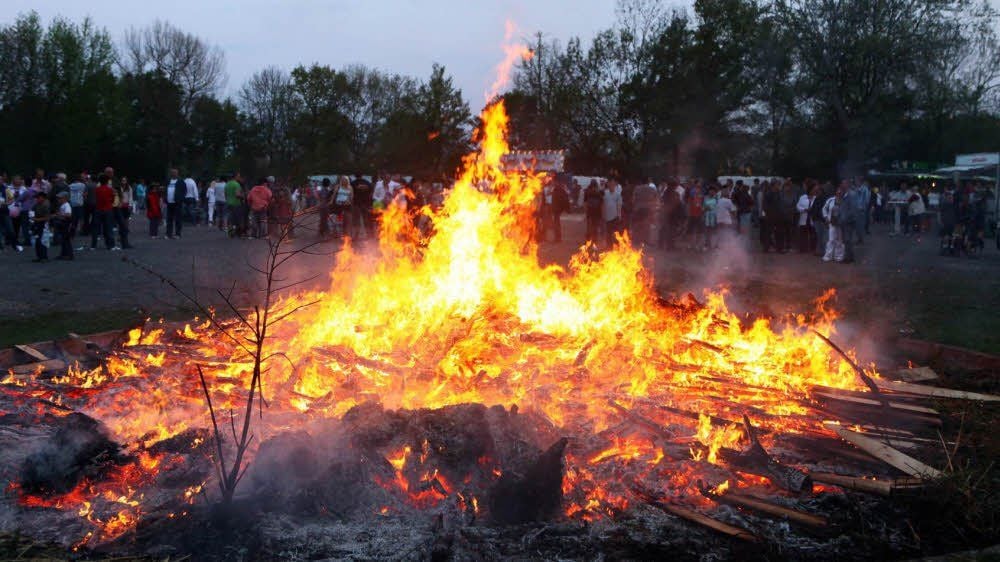 In zahlreichen Orten werden auch in diesem Jahr die Osterfeuer wieder große und kleine Besucher um sich scharen.