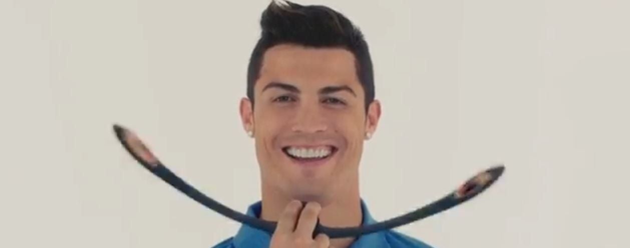 Cristiano Ronaldo macht für den „Facial Fitness Pao“ in Japan Werbung.