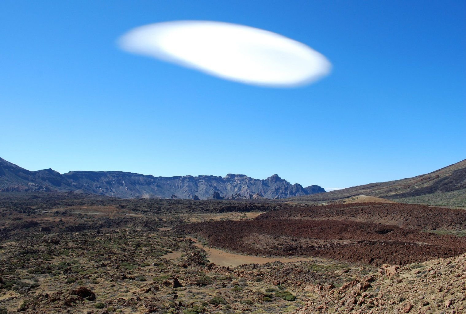 Als hätte jemand ein Loch in den Himmel geschnitten: Die Wolken über dem Teide Nationalpark auf Teneriffa sehen bisweilen skurril aus.