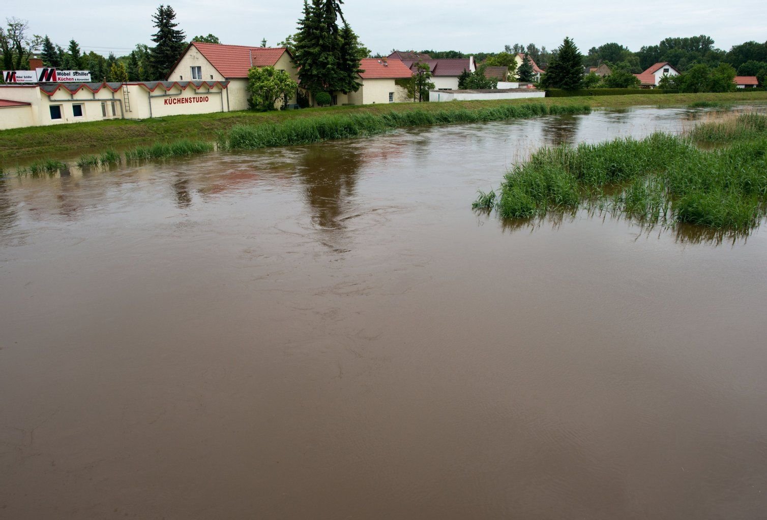Randvoll mit Wasser ist Schwarze Elster bei Herzberg in Brandenburg.