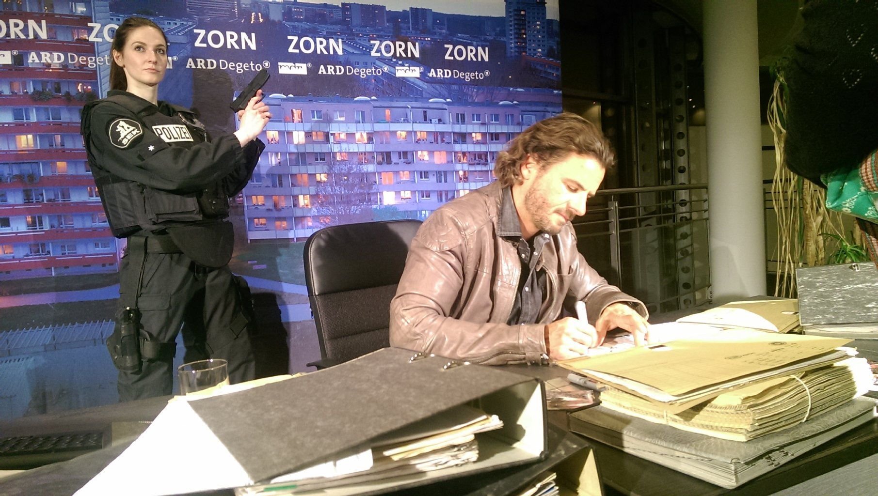 Nach der Zorn-Premiere schreibt Stephan Luca noch schnell Autogramme, bevor es dann endlich zur Aftershow-Party geht.