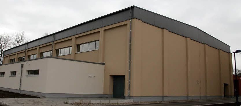 Der Bau der neuen Sporthalle in Allstedt hat über drei Millionen Euro gekostet. Es ist eine Halle mit zwei Feldern.