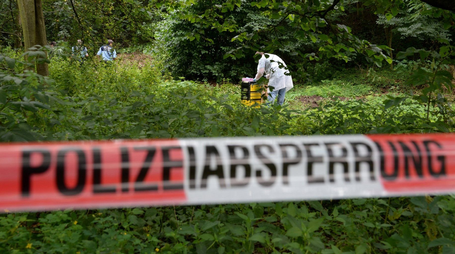 Die Ermittler untersuchen am 21.07.14 den Fundort der Leiche.