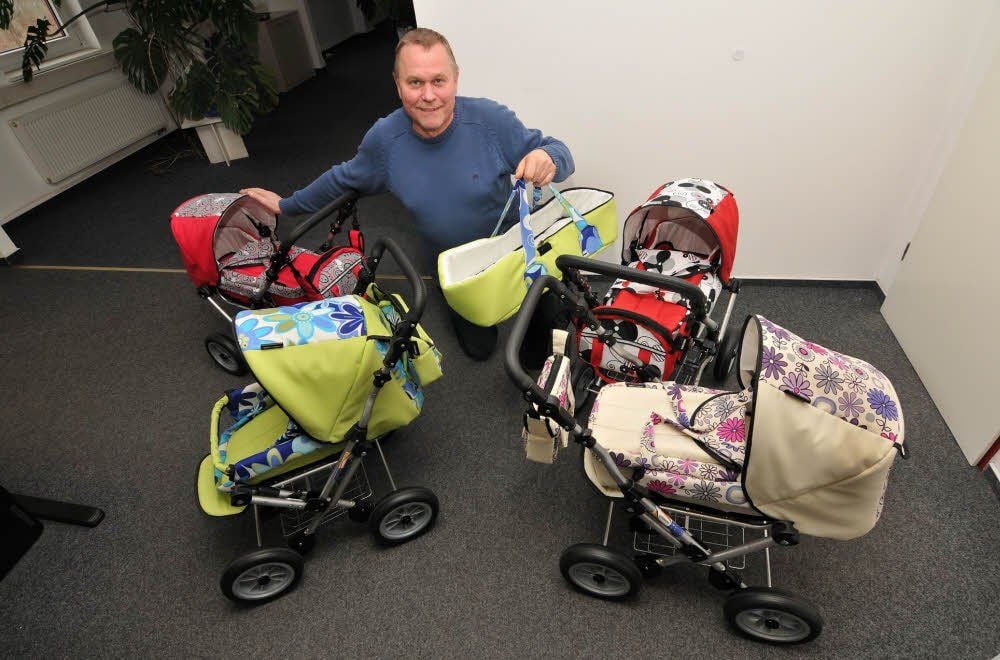 Mitarbeiter der Zekiwa GmbH (in Döschwitz bei Zeitz) Ingo Schmeißer präsentiert den neuen Puppenwagen.(in vier Farben)