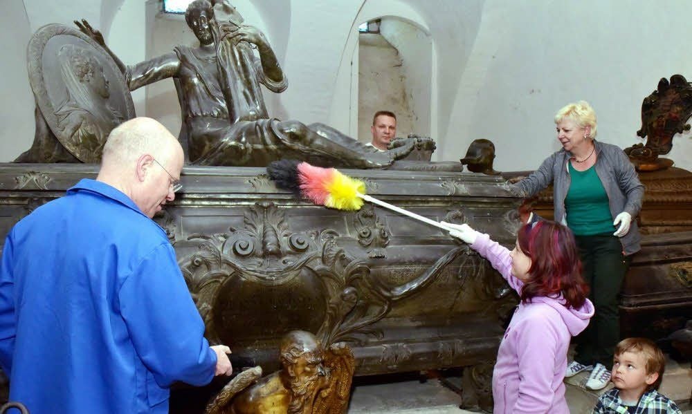 Mitglieder des Museumsfördervereins entstauben die Särge in der Fürstengruft.
