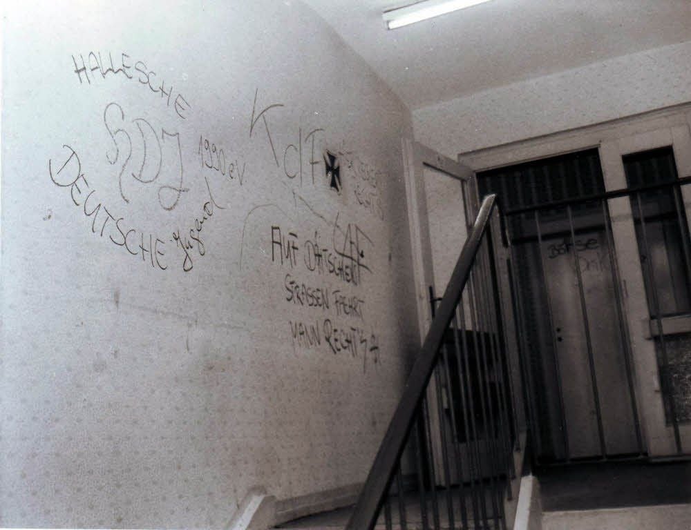 Als „Hallesche Deutsche Jugend“ bezeichnete sich eine Nazi-Gruppe, die nach dem Mauerfall einen ganzen Gebäudekomplex in Halle besetzt hatte.