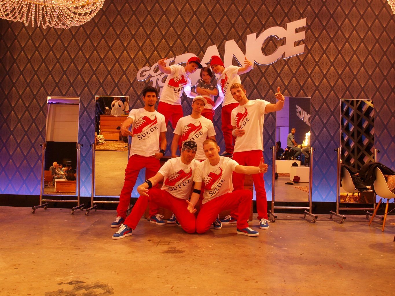 Philipp Barkholz (Mitte) steht mit den Da Rookies, die in Magdeburg trainieren, im Halbfinale der TV-Show "Got to Dance".