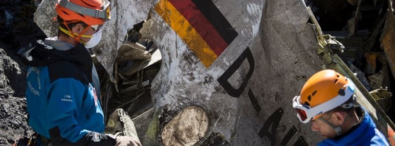 Dieses Wrackteil dürfte eines der größten sein, die die Bergungskräfte finden konnten.