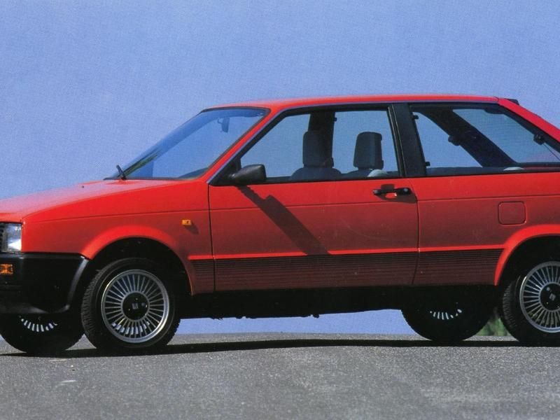 Rot und feurig: Im Top-Modell der ersten Ibiza-Generation trafen 900 Kilogramm Leergewicht auf 86 PS. Das genügte für Tempo 180 in dem Kleinwagen.