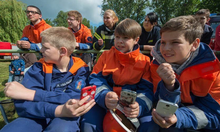 Wer holt den Gildepokal? Die Jugendgruppe aus Hedersleben, hier Maximilian, Tom und Lukas (v.l.), stoppte die Zeit ihrer Konkurrenten mit.