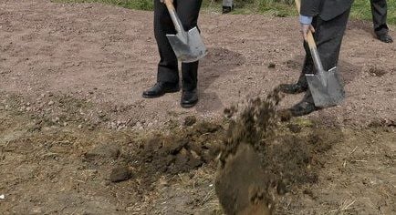 Der symbolische erste Spatenstich für das Projekt wird vollzogen.