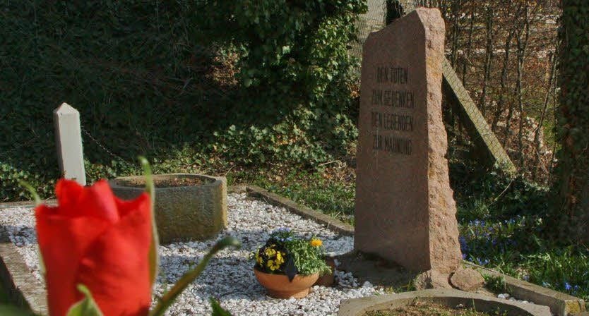 Ein Denkmal erinnert in Welbsleben an die Opfer des Todesmarsches.