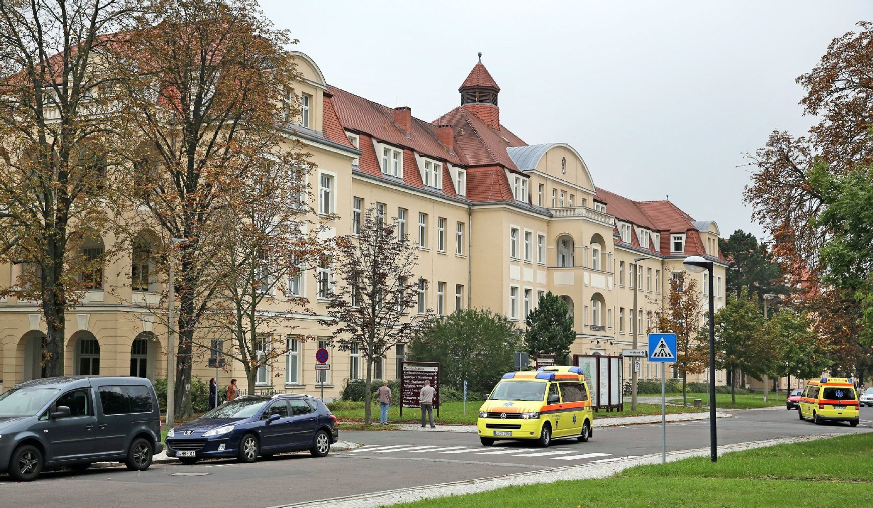 Ein Krankenwagen fährt über das Gelände des Sankt Georg Klinikums in Leipzig. Hier würden auch Verdachtsfälle aus Sachsen-Anhalt behandelt, falls solch ein Fall eintreten sollte.