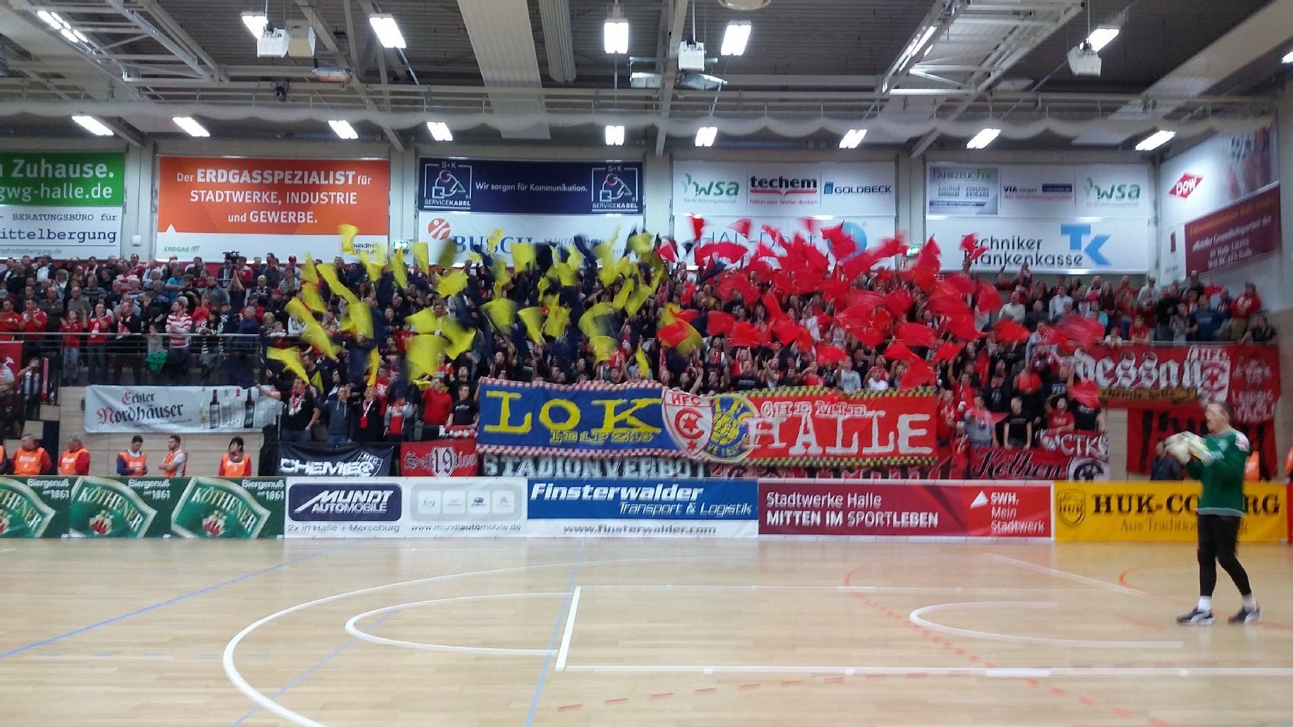 Die HFC-Fans präsentieren zum Spielbeginn gegen Magdeburg eine Choreografie.