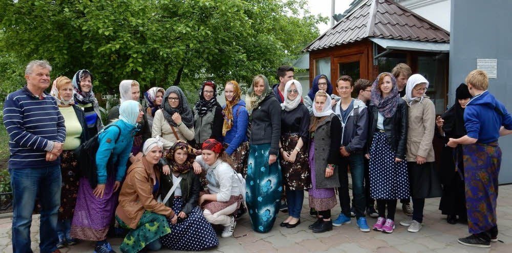 Achtung vor fremder Kultur: Zum Besuch des orthodoxen Klosters verhüllen die Frauen der Wittenberger Reisegruppe Köpfe und Beine.