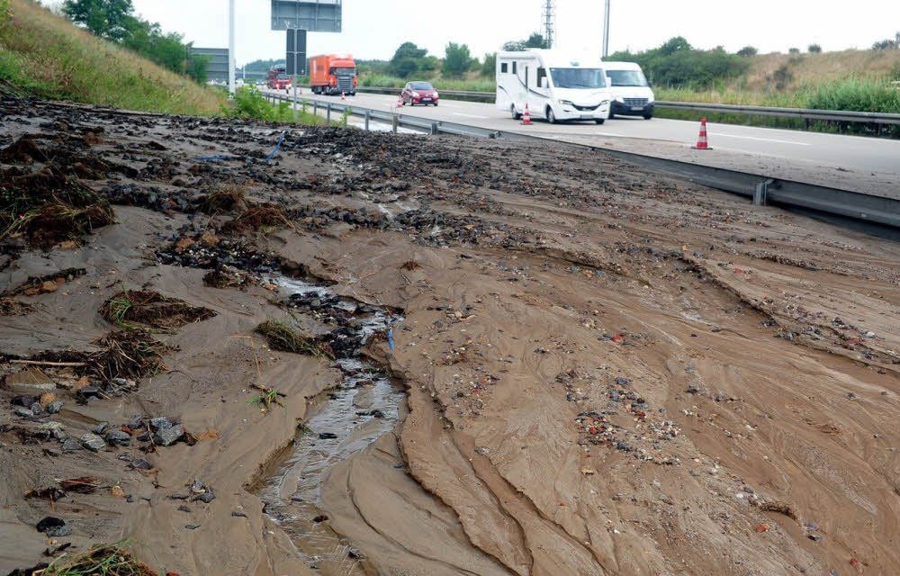 Nach einem Erdrutsch von einer Eisenbahnbrücke ist eine Spur der A9 bei Coswig blockiert.
