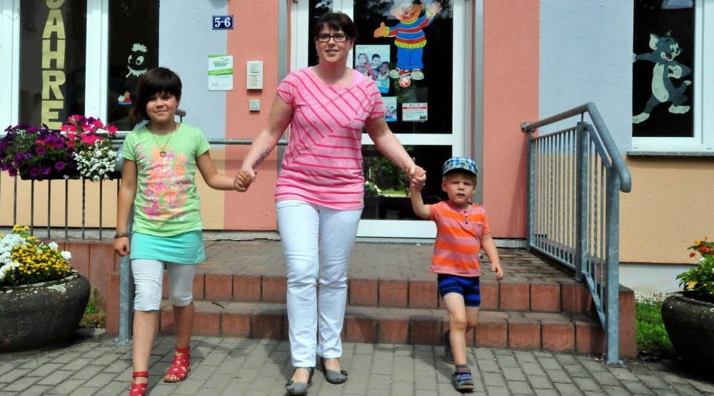 Nicole Berthold bringt ihre Kinder Clara (9) und Julius (3) zur Betreuung in Hort und Kindergarten der Einrichtung „Anne Frank“. Die Kita im Weißenfelser Norden ist eine von insgesamt 13 Tagesstätten in der Saalestadt. Ab 1. August soll auch dort die neue Kita-Gebührensatzung gelten.