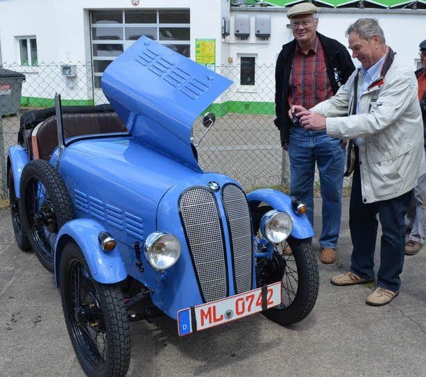Der BMW von 1929 von Hans Dönicke (hinten) aus Sandersleben zog viele Blicke auf sich. Rechts: Der Hettstedter Wilfried Schön sitzt am Steuer seines „Luaz“-Amphibienfahrzeugs, neben ihm Organisator Axel Weber.