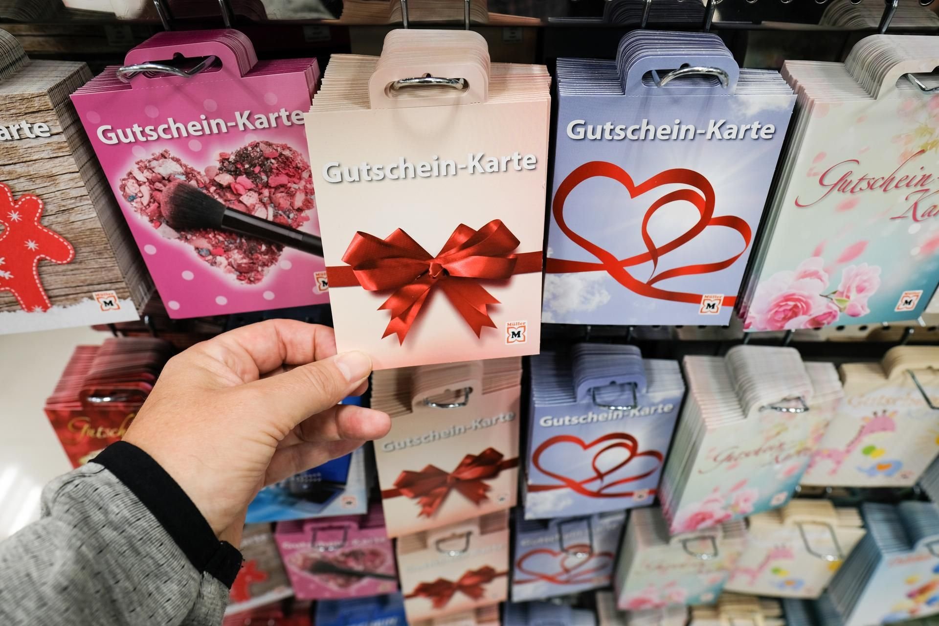 Wer auf Nummer sicher gehen will, schenkt seinen Lieben eine Gutschein-Karte.